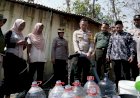 Polisi-dan-TNI-Datang-Saat-Kemarau-Panjang-Warga-Desa-Krebet-di-Ponorogo-Riang