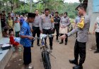 Kapolres-Jember-Beri-Sepeda-kepada-Pelajar-Yatim-Piatu-yang-Jalan-Kaki-5-Km-Tiap-Pergi-dan-Pulang-Sekolah