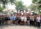Polres-Ponorogo-Fasilitasi-Paslon-Gelar-Deklarasi-Damai-Pilkada-2024-Nyayikan-Lagu-Kemesraan