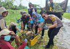 Peduli-Kebersihan-Lingkungan,-Polsek-Porong-Kerja-Bakti-Bersih-Sungai-Bersama-Warga