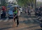 Peduli-Keselamatan,-Polisi-Sigap-Tangani-Tumpahan-Solar-di-Jalan-Raya-Buduran