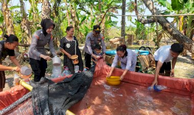 Tanggap-Darurat-Kekeringan,-Polres-Bojonegoro-Pasok-Air-Bersih-ke-Kecamatan-Dander