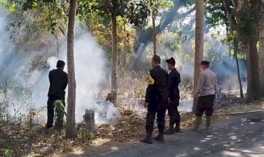 Sinergi-Polres-Bondowoso-dan-Tim-Gabungan-Padamkan-Karhutla-di-Kawasan-Wisata-Black-Lava-Ijen