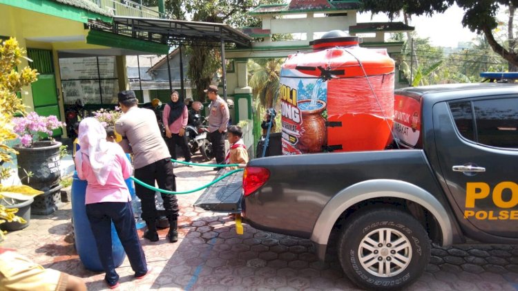Patroli Gentong Polres Trenggalek Salurkan Air Bersih untuk Sekolah dan Tempat Ibadah