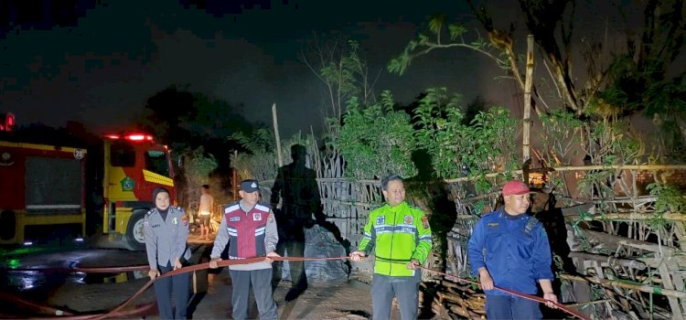 Polsek Krian Respon Laporan Warga Adanya Kebakaran Rumput Liar di Lahan Kosong Watugolong
