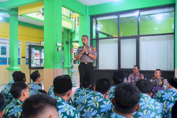 Cegah Kenakalan Remaja, Polresta Sidoarjo Edukasi Bijak Medsos di MA Nurul Huda