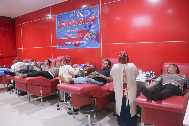 Polresta Sidoarjo Bersama Wartawan dan Netizen Donorkan Darah Peringati 75 Tahun Humas Polri