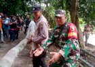 Sinergi,-Polisi-Bersama-TNI-dan-Warga-Bersihkan-Sisa-Material-Banjir-di-Probolinggo