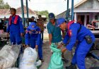 Satpolairud-Polresta-Sidoarjo-bersama-Nelayan-Bersihkan-Sampah-di-Kawasan-Pesisir