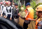 Tim-SAR-Korbrimob-Polri-Gerak-Cepat-Evakuasi-Korban-Banjir-di-Jakarta-Timur