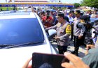 Kapolri-Sapa-dan-Beri-Bingkisan-ke-Pemudik-di-Tol-Kalikangkung