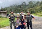 Personel-Ops-Damai-Cartenz-Tebar-Keceriaan-Bersama-Anak-Anak-di-Distrik-Bibida,-Paniai