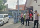 Jelang-Natal-dan-Tahun-Baru,-Bhabinkamtibmas-Tropodo-Perkuat-Keamanan-Gereja-Salib-Suci