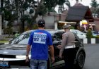 Polresta-Malang-Kota-dan-Aremania-Bagikan-39-Mawar,-Tebar-Pesan-Damai-Jelang-HUT-Arema-FC