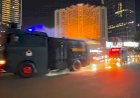 Brimob-Polda-Metro-Jaya-Semprot-Jalan-dan-Bagikan-Masker-Antisipasi-Abu-Vulkanik-Anak-Krakatau