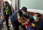 Polresta-Bandara-Soetta-Beri-Layanan-Kesehatan-dan-Masker-Gratis-untuk-Penumpang-Pesawat-yang-Tertunda-Akibat-Erupsi-Anak-Krakatau