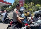 Aksi-Humanis-Polres-Bondowoso,-Berbagi-Air-Minum-Gratis-untuk-Warga-Antre-di-SPBU