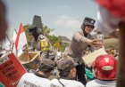 Polwan-Polres-Blitar-Berikan-Pelayanan-Humanis,-Berbagi-Air-hingga-Bersihkan-Sampah-Bersama-Massa-Aksi