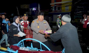 Polres-Pasuruan-Gandeng-Mahasiswa-Gelar-SOTR-Sembari-Berbagi-Makan-Sahur-Untuk-Warga