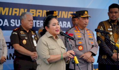 Hadiri-Pelepasan-22-Kontainer-Bantuan-Kemanusiaan-Korban-Bencana-Sumatra,-Ketua-Komisi-IV-DPR-RI-Apresiasi-Polri