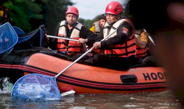 Gerakan-Nasional-ASRI-Polrestabes-Surabaya-Bersihkan-Kawasan-Jembatan-Merah