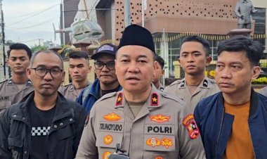 Polri-dan-Jurnalis-Bagikan-1.500-Takjil-kepada-Masyarakat-di-Sekitar-Mabes-Polri