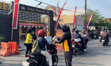 Polsek-Waru-Gelar-Jumat-Berkah,-Bagikan-150-Paket-Makanan-dan-Minum-Ke-Pengguna-Jalan