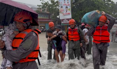 Polri-Gerak-Cepat-Evakuasi-Warga-Terdampak-Banjir-di-Padang