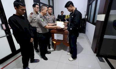 Tim-DVI-Polda-Jatim-Serahkan-Dua-Jenazah-Korban-KM-Mutiara-Sentosa-II-kepada-Keluarga