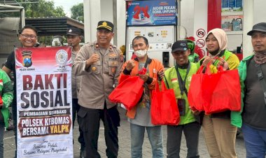 Polsek-Kebomas-Gandeng-YALPK-Group-Gelar-Baksos-Ojol-Gresik-Sumringah-Dapat-Sembako-dan-BBM-Gratis