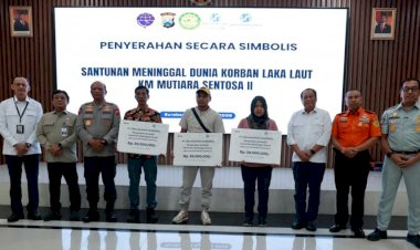 Kapolda-Jatim-Dampingi-Wamenhub-Serahkan-Santunan-Korban-KM-Mutiara-Sentosa-II