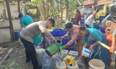 Polres-Bojonegoro-Distribusikan-8.000-Liter-Air-Bersih-untuk-Warga-Ngambon