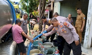 Polres-Nganjuk-Kerahkan-Water-Cannon-dan-Truk-Tangki-Pasok-Puluhan-Ribu-Liter-Air-Bersih-di-Ngetos