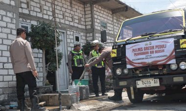 Polres-Gresik-Peduli,-Salurkan-Bantuan-Air-Bersih-untuk-Warga-3-Desa-di-Balongpanggang
