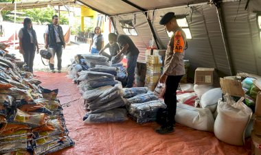 Dukungan-Logistik-Terus-Mengalir,-Satgas-SAR-Korbrimob-Terima-Bantuan-Terpal-di-Reo