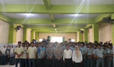 Cegah-Kenakalan-Remaja-dan-Bullying,-Sat-Binmas-Polresta-Sidoarjo-Beri-Penyuluhan-di-SMK-YPM-4-Taman