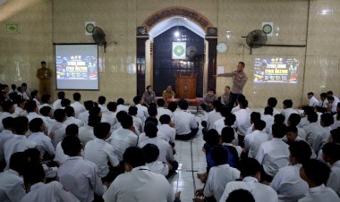 Polresta-Sidoarjo-Masuk-Sekolah,Tanamkan-Sadar-Hukum-pada-Pelajar-dan-Cegah-Radikalisme