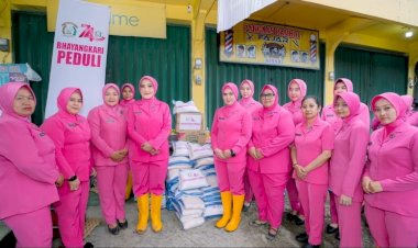 HKGB-ke-74,-Bhayangkari-Sumbar-Hadir-Berikan-Bantuan-bagi-Warga-Terdampak-Banjir-Bandang