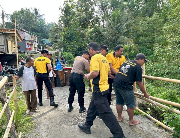 Polres Ponorogo Perbaiki Jembatan Darurat Akses Dua Desa di Ngebel Kembali Normal