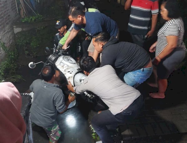 Respons Cepat Laporan Masyarakat, Polsek Gedangan Evakuasi Motor di Parit Desa Tebel