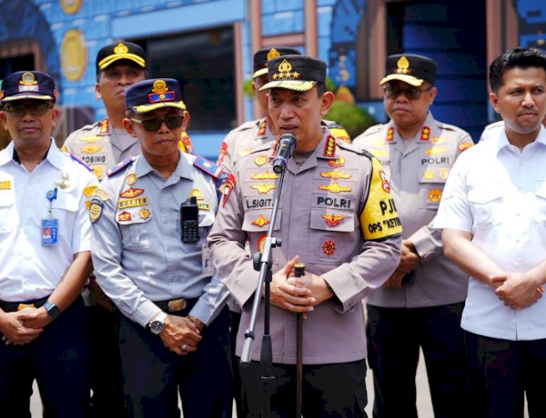 Tinjau Terminal Purabaya, Kapolri ke Sopir Bus Hati-Hati dan Jaga Keselamatan Pemudik