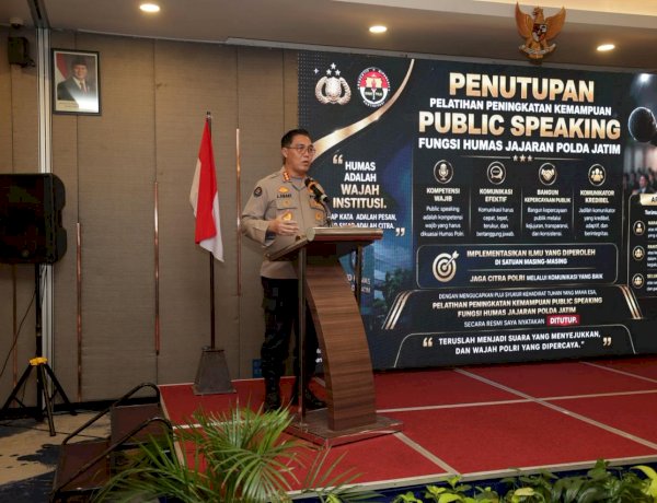 Kabid Humas Polda Jatim Tutup Pelatihan Public Speaking, Tekankan Komunikasi Jujur dan Transparan