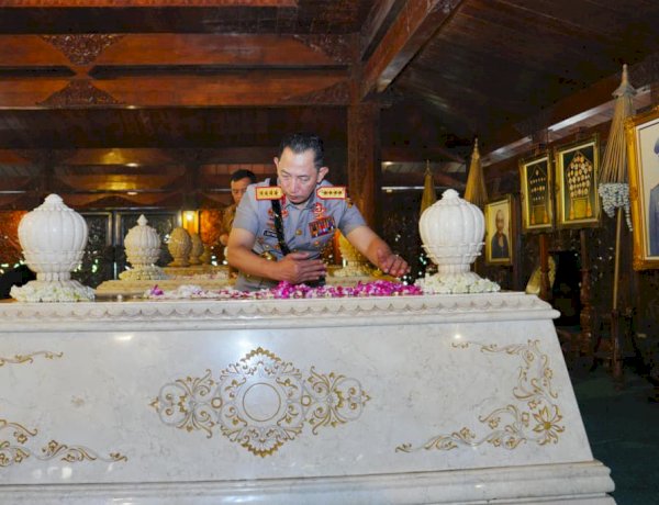 Usai Soekarno dan Gus Dur, Kapolri Ziarah-Tabur Bunga ke Makam Soeharto