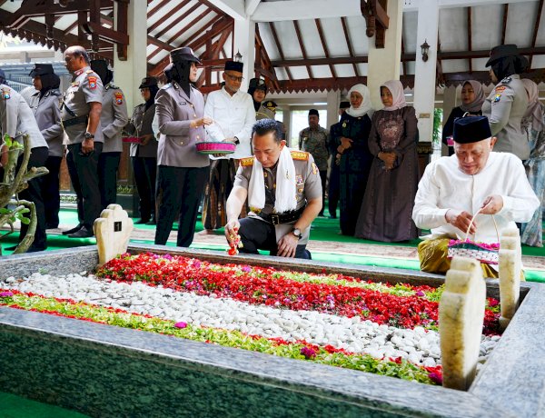 Kapolri Kenang Jejak Reformasi Gus Dur Melalui Ziarah di Tebuireng Jelang Hari Bhayangkara ke-80