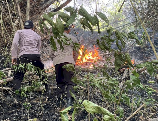 Polres Trenggalek Terjunkan Personel Jajaran Padamkan Api di Gunung Orak Arik