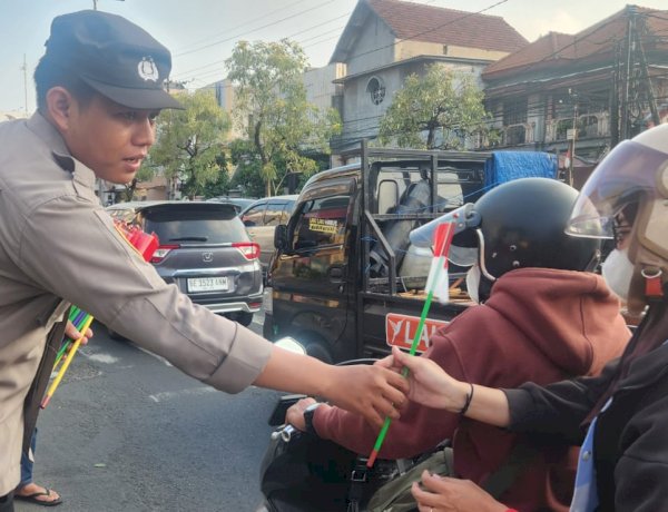 Polisi di Sidoarjo Bagikan Bendera Merah Putih, Kobarkan Semangat Nasionalisme