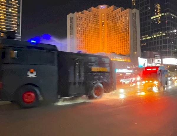 Brimob Polda Metro Jaya Semprot Jalan dan Bagikan Masker Antisipasi Abu Vulkanik Anak Krakatau