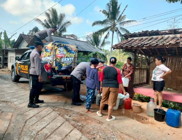 Polres Trenggalek Pasok Ribuan Liter Air Bersih Pakai Mobil Patroli Modifikasi