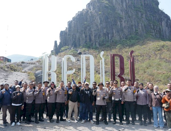 Riding ke Gunung Kelud, Polres Kediri dan Awak Media Suarakan Kesiapsiagaan Bencana