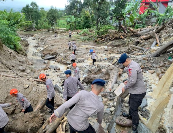 Saat Galodo Menerjang Solok, Polri Hadir Melayani: SAR Dikerahkan, Mapolres Jadi Tempat Pengungsian